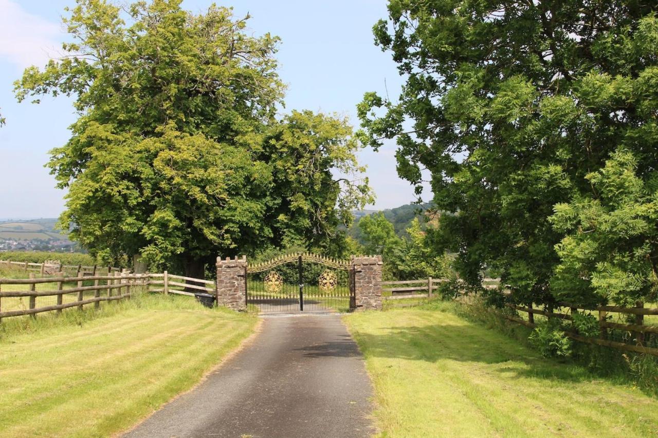 Romantic Rural Break In Countryside Castle Grounds Private Retreat Wizards Rest Bishops Tawton Exteriör bild